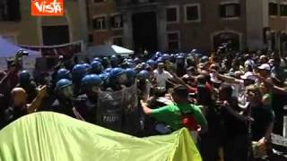 roma-22-giugno-2011-ai-precari-il-governo-risponde-col-manganello-vista-tv
