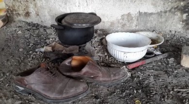 scarpe e oggetti dei migranti a Trieste