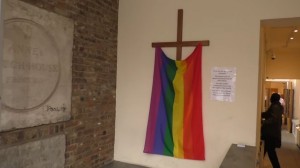 Bandiera Gay e croce a Londra